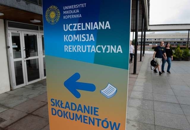 Z tytułu opłat rekrutacyjnych do uczelni w Toruniu popłynął strumień pieniędzy