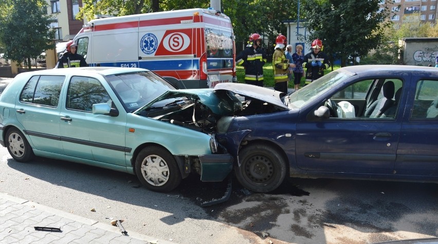 Wypadek w Piotrkowie Trybunalskim. Dwa samochody zderzyły...