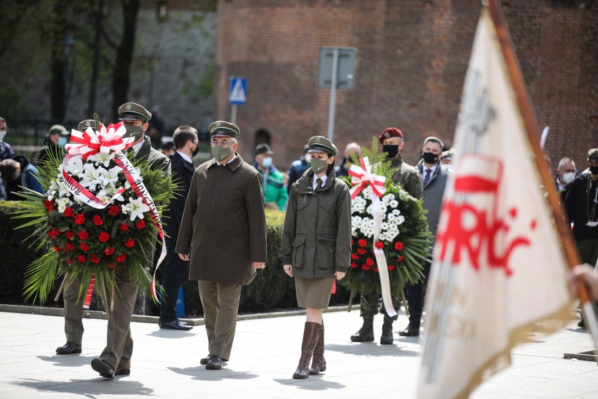 Kraków. Dziś obchodzimy 230. rocznicę uchwalenia Konstytucji 3 Maja. 75 lat temu obchodów zakazali komuniści. Ludzie i tak wyszli na ulice