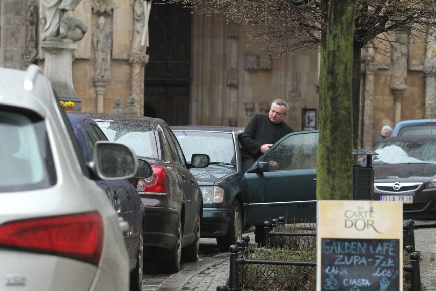 Wrocław: Ostrów Tumski zamienił się w wielki parking (ZDJĘCIA)