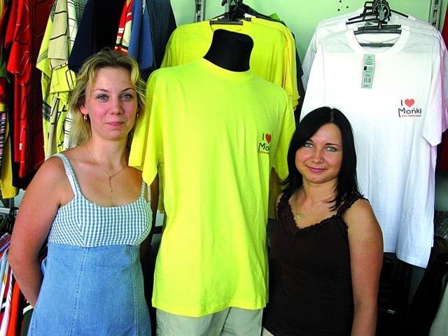 Sprzedawczynie: Justyna (z prawej) i Ania mówią &#8222;tak&#8221; nowej promocji miasta