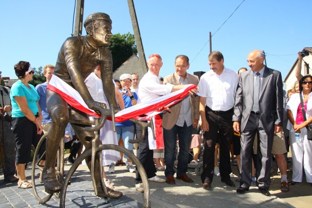 Pomnik kolarskiego mistrza świata Joachima Halupczoka został odsłonięty w Niwkach pięć lat temu. Też jest ujęty w Opolskiej Bazie Upamiętnień. 