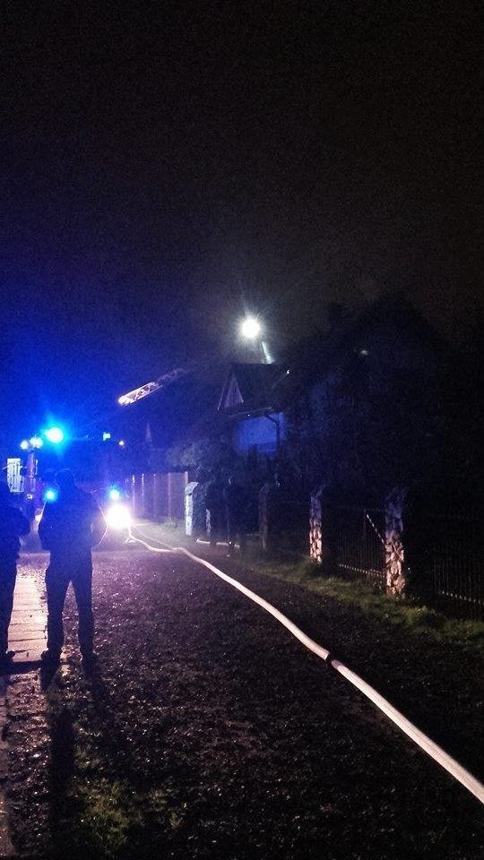 Pożar domu w Krakowie, z ogniem walczyło 9 jednostek PSP