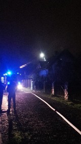 Pożar domu w Krakowie, z ogniem walczyło 9 jednostek PSP