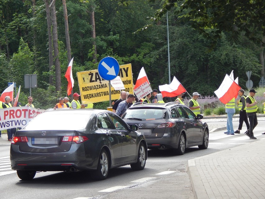 Rybacy blokowali drogi w Ustce i Łebie. Walczą o miejsca pracy (ZDJĘCIA) 