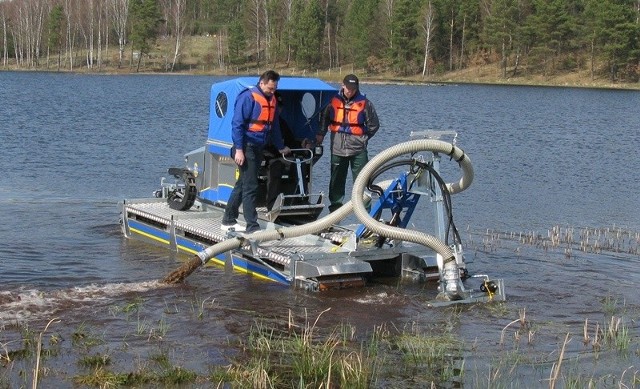 Maszyna Truxor służy do pelęgnacji akwenów wodnych.