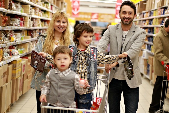 Biedronka, Lidl, Netto czy Tesco? Gdzie najczęściej Polacy robią zakupy? Poznaliśmy TOP 10 sieci handlowych. „Rzeczpospolita” opisała raport przygotowany przez firmę badawczą Market Side. Wynika z niego, że większość z nas kupuje najczęściej w Biedronce. Sklep ten wskazało  aż  85 proc.  badanych. Oznacza to,   że w  ciągu miesiąca zakupy robi tutaj aż tylu Polaków.  Jak przedstawiają się kolejne miejsca? Kliknijcie w zdjęcie i przejdźcie do następnego. W pierwszej dziesiątce nie znajduje się żadna sieć z polskim kapitałem. Jak zauważa „Rzeczpospolita” dopiero 15 proc. badanych przyznało, że zakupy robi w Społem. A to dało sieci 11 miejsce w rankingu. Czytaj również:TOP 10 restauracji w Lubuskiem według TripAdvisorZobacz rownież: Magazyn Informacyjny Gazety Lubuskiej. Najważniejsze informacje tygodnia: