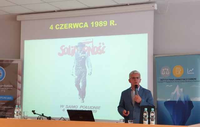 Czy wybory kontraktowe z Czerwca’89 powinny być powodem do dumy czy wstydu, a może najlepiej o nich zapomnieć? Czym jest wolność słowa i jaką rolę w polskich przemianach odgrywają media, dlaczego władza nie konsultuje z samorządami prawniczymi ważnych ustaw i co z tego wynika? Czy nowe przepisy o szkolnictwie wyższym popychają naukę w dobrą stronę? Ile wolności, a ile demokracji w państwie prawa? Jak układaliśmy zasady współżycia społecznego w III RP – w kontrze czy nawiązaniu do tradycji PRL? - na te i inne pytania próbują odpowiedzieć uczestnicy arcyciekawej konferencji NEGOCJACJE - PRAWO - DEMOKRACJA. W 30 rocznicę wyborów czerwcowych.