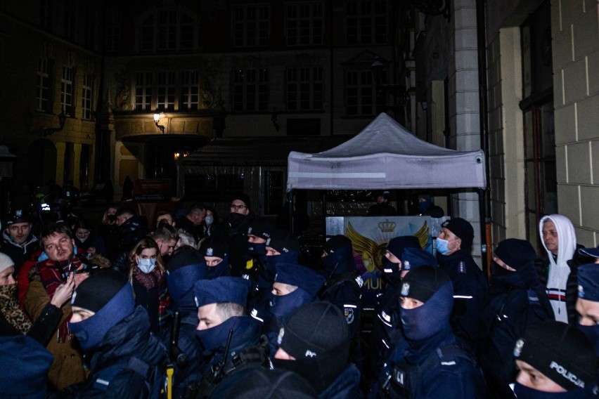 Policja blokowała wejście do klubów w Pasażu Niepolda