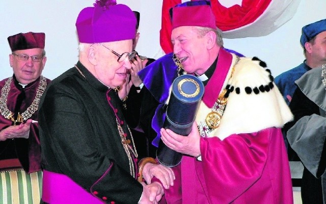 Arcybiskup Ignacy Tokarczuk w roku 2006 na fili Katolickiego Uniwersytetu Lubelskiego w Stalowej Woli odbiera odnowienie dyplomu doktorskiego.