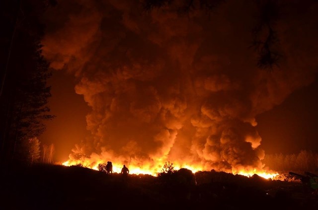 Pożar wybuchł we wtorek (14 lutego) wieczorem, 14 lutego. Zapaliła się ogromna sterta śmieci na wysypisku w Brożku koło granicy z Niemcami. Na miejsce pożaru ściągnięto jednostki z powiatów żarskiego, żagańskiego, zielonogórskiego i wschowskiego.
