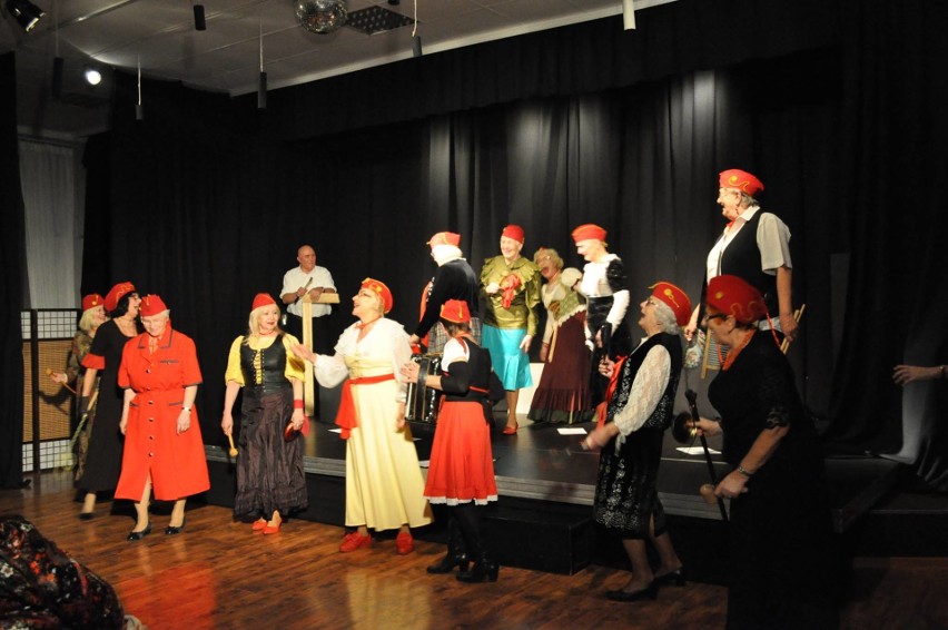 Spektakl „Wizażanki” przygotowany przez Teatr Słupskiego Uniwersytetu Trzeciego Wieku