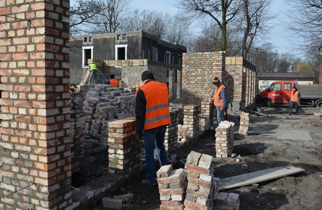 Przy ulicy Niedziałkowskiego w Zawierciu powstaje świetlica środowiskowa.Zobacz kolejne zdjęcia. Przesuwaj zdjęcia w prawo - naciśnij strzałkę lub przycisk NASTĘPNE