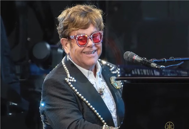 Elton John wylądował w szpitalu.