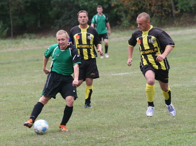 Piłkarze KS Żupawa (żółto-czarne stroje) zremisowali z Lasowiakiem Wola Baranowska 3:3.