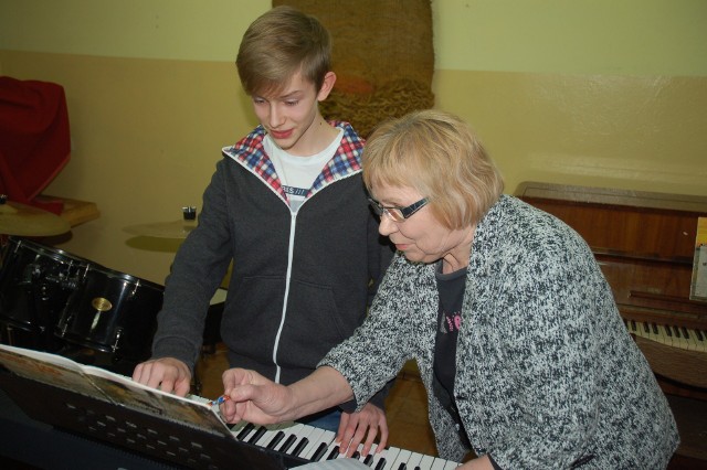 Aurelia Rybik, dyrektor Ogniska Muzycznego w Lipsku chętnie udziela muzycznych porad swoim uczniom.