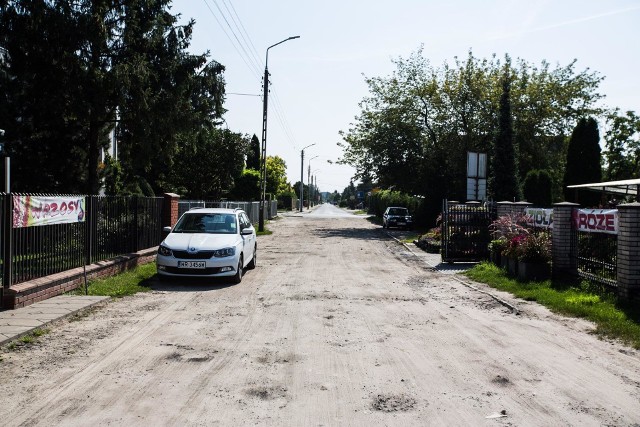 Mieszkańcy ulicy Gołębiowskiej w Radomiu od dawna zabiegają o przebudowę. W tym roku mają już jeździć po nowym asfalcie.