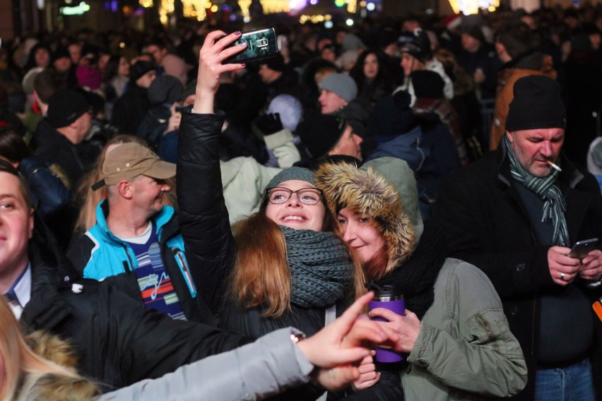 Sylwester w Lublinie. Tak mieszkańcy przywitali 2019 rok. Zobacz zdjęcia i wideo