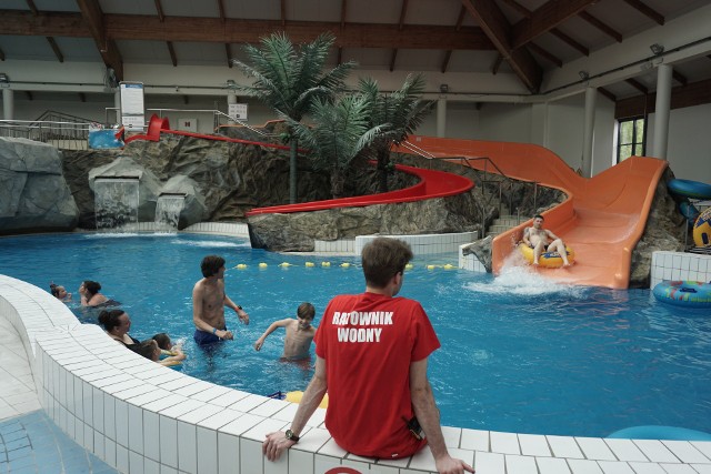 Ferie w Aquaparku „Fala”  to kolejna propozycja spędzenia wolnego od szkoły czasu. Dzieci w wieku 5-16 lat mogą zapisać się do Akademii Pływania. CZYTAJ WIĘCEJ NA KOLEJNYCH SLAJDACH!