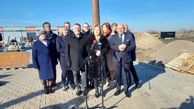 We Włostowie odbyła się konferencja prasowa parlamentarzystów Zjednoczonej Prawicy. Posłowie Anna Krupka i Andrzej Kryj z Prawa i Sprawiedliwości, poseł Mariusz Gosek z Suwerennej Polski a także niektórzy samorządowcy mówili między innymi o zagrożeniach sztandarowego programu Polski Ład. Więcej na kolejnych zdjęciach