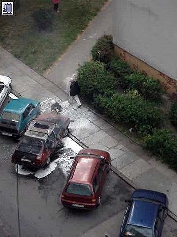 Nasz czytelnik z Kolobrzegu przyslal nam zdjecia - na parkingu przy ulicy Budowlanej okolo godz. 17 doszczetnie splonąl samochód marki Polonez. 
