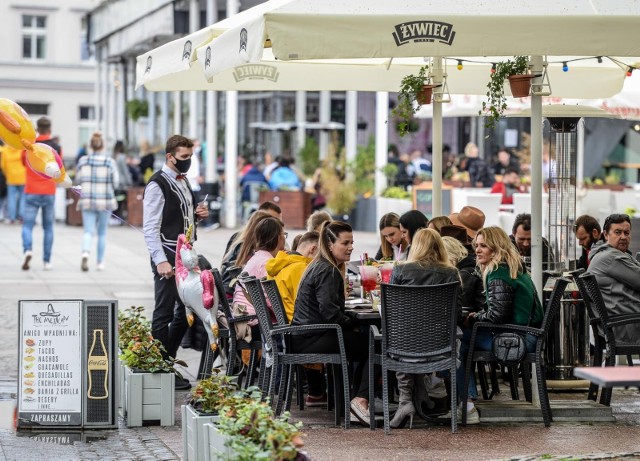 W przypadku czwartej fali koronawirusa, kt&oacute;ra wydaje się nieunikniona, możliwy jest powr&oacute;t obostrzeń i tym samym ograniczeń w działalności hoteli, restauracji, kawiarni, kin, teatr&oacute;w. Przedsiębiorcy będą jednak mogli tego uniknąć, ale pod pewnymi warunkami! Ministerstwo Zdrowia szykuje już projekt ustawy. Koniecznie poznajcie szczeg&oacute;ły!Czytaj dalej. Przesuwaj zdjęcia w prawo - naciśnij strzałkę lub przycisk NASTĘPNEPOLECAMY TAKŻE: Firmy zweryfikują szczepienia pracownik&oacute;w, kandydat&oacute;w do pracy oraz swoich klient&oacute;w. Jest projekt ustawy