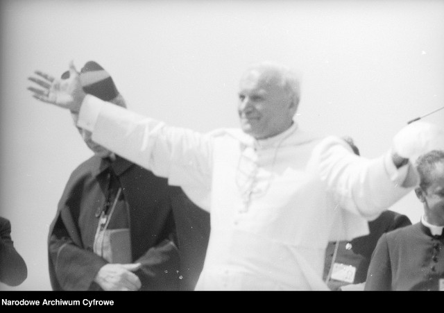 Spotkanie papieża Jana Pawła II z wiernymi w Gębarzewie pod Gnieznem podczas I pielgrzymki do Polski. 1979