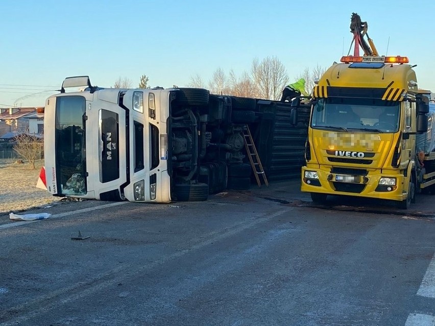 Ciężarówka wywróciła się i zablokowała drogę krajową nr 73 w Krajowicach