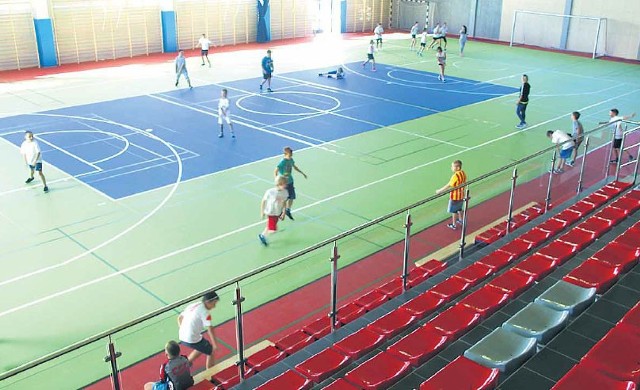 To pierwsza pełnowymiarowa hala sportowa w gminie Sianów. W całości do dyspozycji najmłodszych, a popołudniami zespołów sportowych i wszystkich aktywnych mieszkańców.