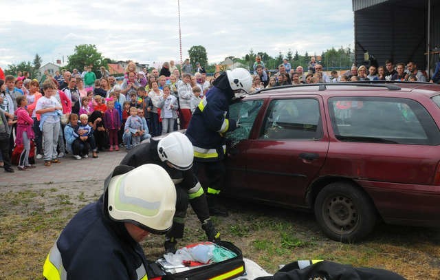 Pokaz udzielania pierwszej pomocy ofiarom wypadku