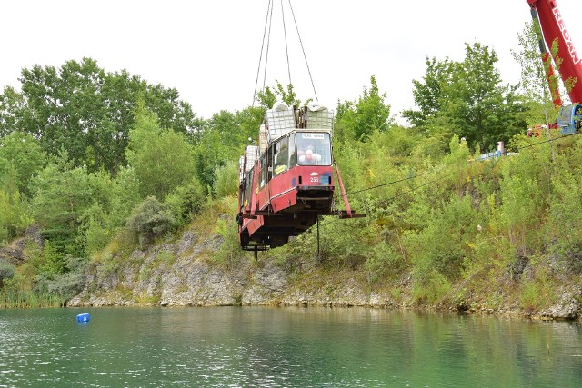 W Piechcinie zatopiono tramwaj Konstal 805, który przez 38 lat służył pasażerom MZK Toruń. Pojazd będzie służył nurkom.