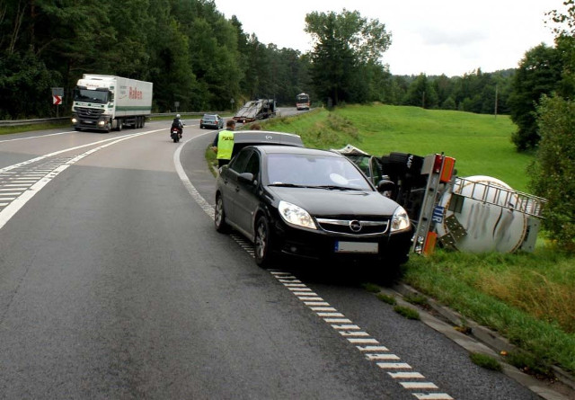 Ul. Szwajcaria. Cysterna przewróciła się do rowu. Kierowca uciekł [ZDJĘCIA]