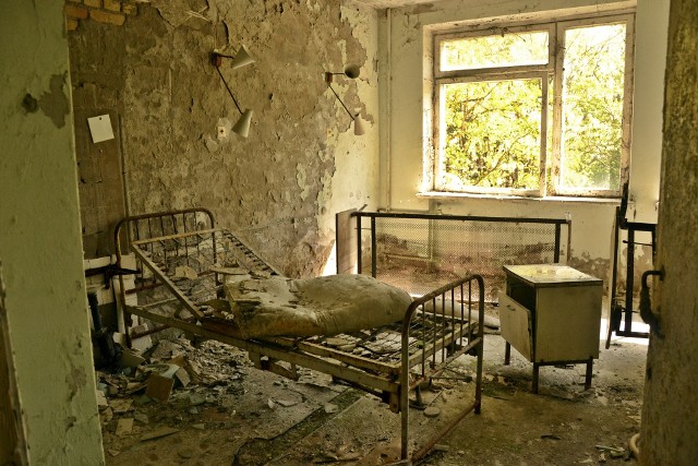 W mieszkaniach ciągle jeszcze stoją meble, w przedszkolach leżą zabawki, a w szpitalach - bandaże. Mimo że od awarii elektrowni jądrowej w Czarnobylu minęły już 33 lata, nadal jest tam niebezpiecznie. Stąd też ulice i budynki zieją pustkami.