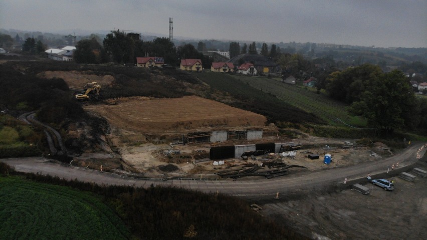 Kraków. Budowa S7. W Zesławicach powstaje wiadukt. Widać już część betonowej konstrukcji ZDJĘCIA