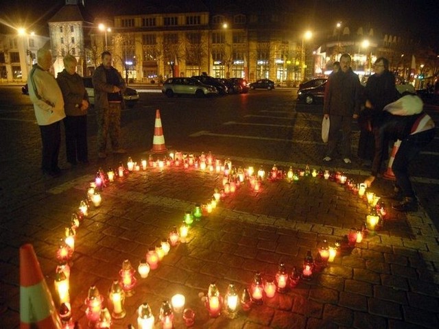Mieszkancy Slupska nie zapomnieli o piątej rocznicy śmierci Jana Pawla II. Ulozyli na placu przed ratuszem serce z zapalonych zniczy.