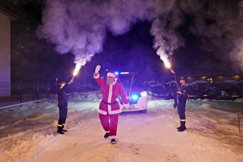 Święty Mikołaj siłacz przyciągnął strażakom z Ochotniczej Straży Pożarnej w Klęczanach wóz strażacki. O najmłodszych też nie zapomniał