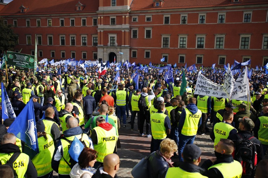 Protest policjantów w Warszawie. Mundurowi domagają się...