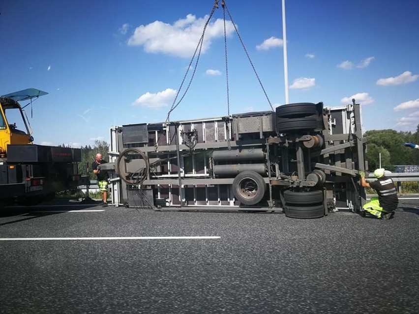 Autostrada A4: kontener zsunął się z ciężarówki na węźle...