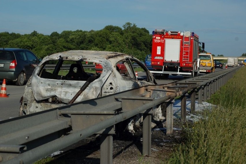 Dwa wypadki na A4: Spłonął samochód, inny dachował. Cztery osoby ranne (ZDJĘCIA) 