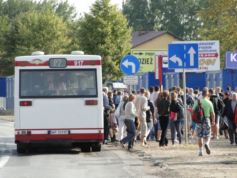 Autobusy kursujące pod samo lotnisko dowożą coraz więcej...