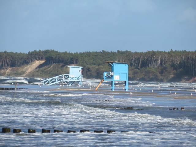 Prognozuje się, że najbliższe dni będą przebiegały pod znakiem deszczowej i wietrznej aury. W Ustce dominować będzie sztormowa pogoda. Zobacz fotogalerię z usteckiej plaży. Przeczytaj także: Ostrzeżenie IMGW: nadciąga niż Ignacy