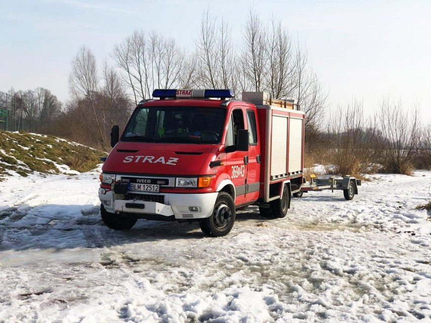 Piątnica. Strażacy wyłowili z Narwi ciało mężczyzny, który skoczył z mostu [ZDJĘCIA]