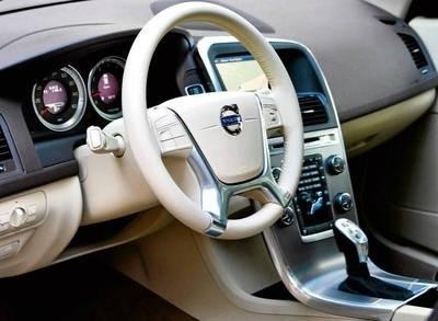Nowe modele samochodów wyróżniają się bogatym wyposażeniem i systemami zapewniającymi wysokie bezpieczeństwo jazdy. Na zdjęciu: wnętrze Volvo XC60 FOT. VOLVO
