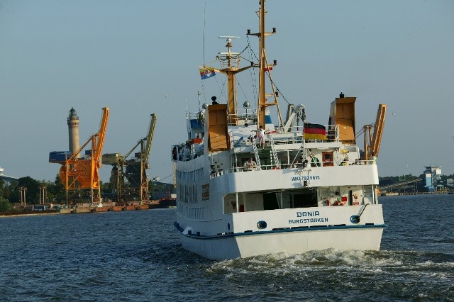 Od wczoraj na wniosek komendanta Morskiego Oddziału Straży Granicznej w Gdańsku, widoczny na zdjęciu &#8222;Adler-Dania&#8221; jest na liście podejrzanych statków. Oznacza to, że jeśli tylko pojawi się na polskim obszarze morskim zostanie zatrzymany przez Straż Graniczną. 