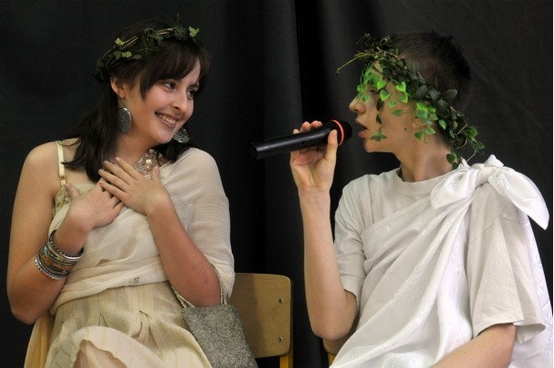 Hera (Agata Markowicz) i Zeus (Maciej Mikulewicz) swoimi wypowiedziami prowokowali młodzież do zabierania głosu w dyskusji