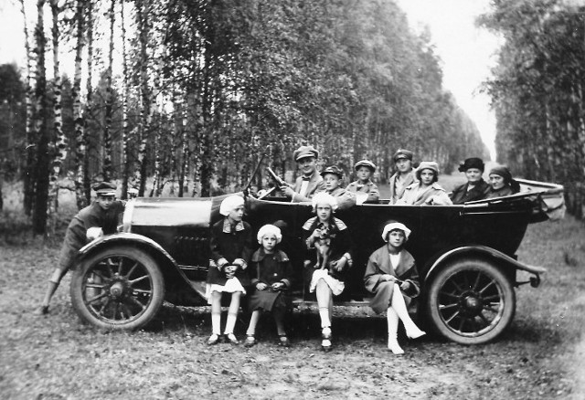 26 lipca 1925 roku, las w okolicach Brus. Nie spodziewałem się, że uda mi się dowiedzieć czegokolwiek o widocznych na zdjęciu osobach