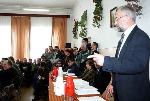 Andrzej Karaś, wójt gminy Zaleszany zgodził się na zwiększenie deficytu budżetowego, na co otrzymał przyzwolenie radnych. Sesję bacznie śledzili licznie przybyli mieszkańcy &quot;poszkodowanych&quot; podziałem pieniędzy w budżecie wsi.