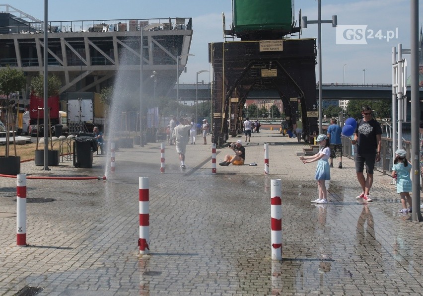 Upalnie w w mieście! Kurtyny wodne stanęły na ulicach Szczecina. Gdzie je znajdziemy? 
