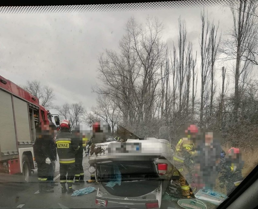 Dachowanie opla na drodze Strzelin - Wrocław. Są utrudnienia 