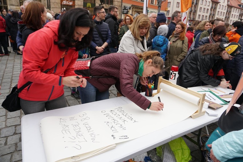 W kwietniowym strajku wzięli udział nauczyciele z około 15...